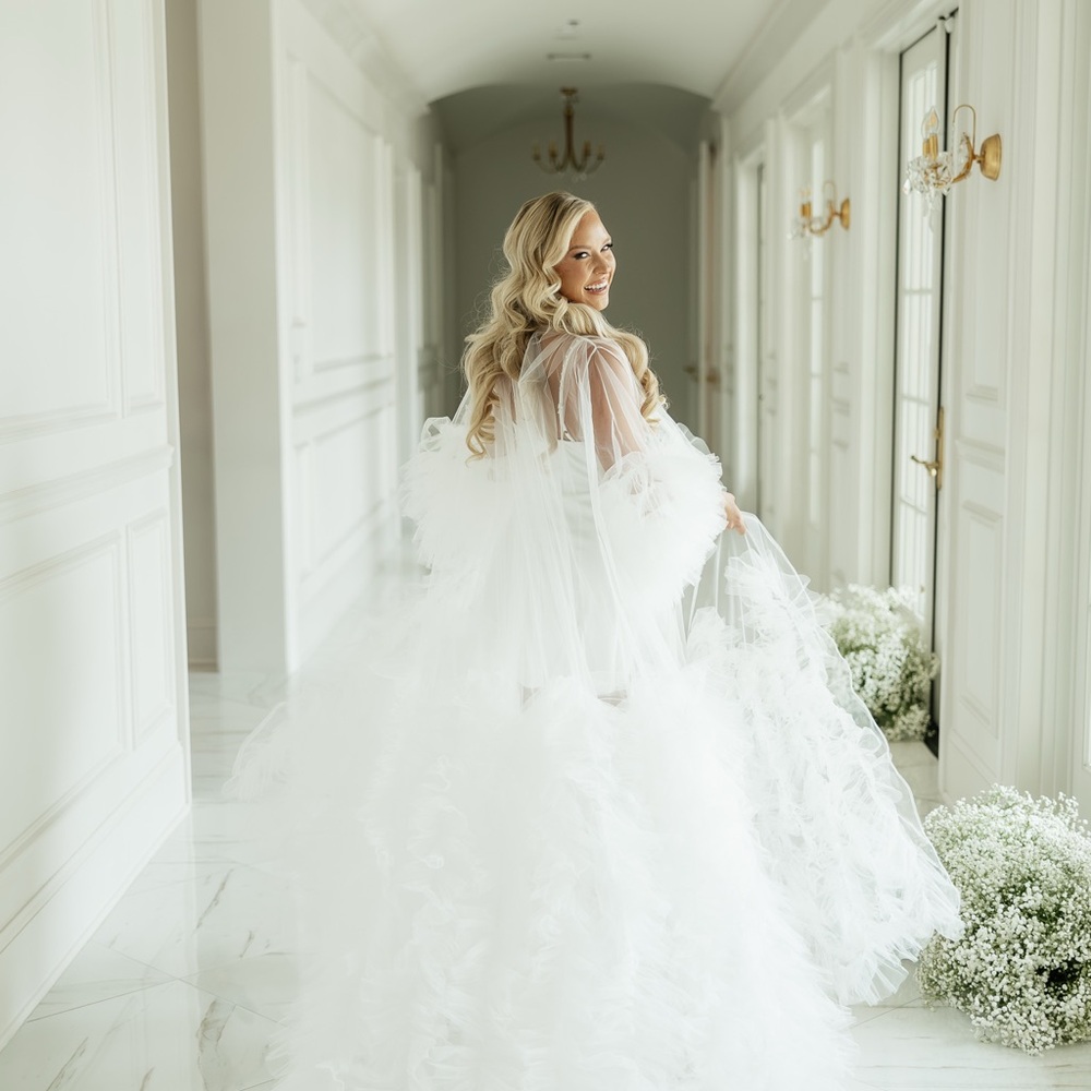 Voir White Feathered Gown